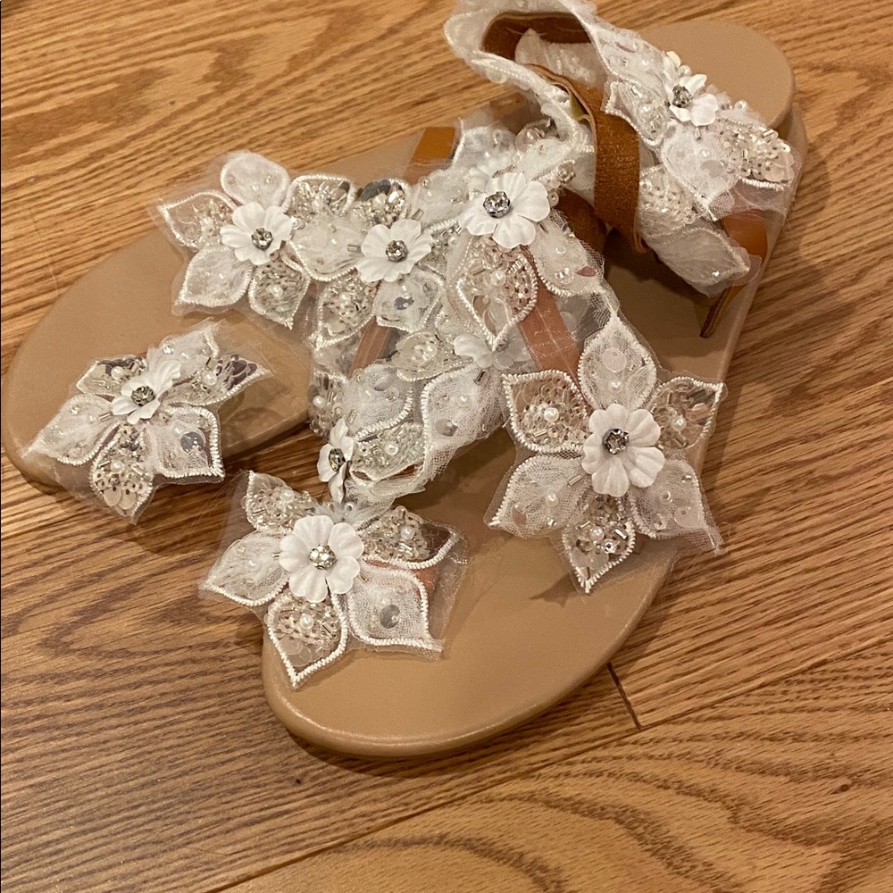 Unk Women's Floral Embellished Sandals - White and Tan